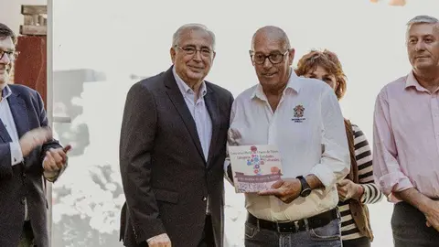 De la Cruz recibe el premio de manos del presidente de Malilla, Juan Jos&eacute; Imbroda (CEDIDA)