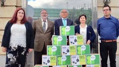 Los activistas de Plena Inclusi&oacute;n, ante la sede de la Presidencia del Gobierno (CEDIDA)