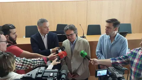 Ortega, Curao y Reyes, antes del comienzo de la charla (CEDIDA)