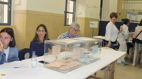 Votantes en un colegio electoral (C.A.)