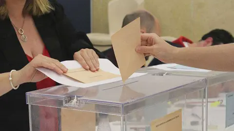 Urna en un colegio electoral de la ciudad (C.A.)