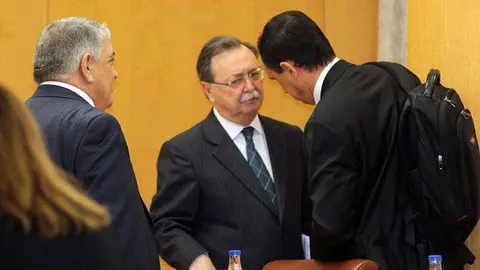Vivas y Hern&aacute;ndez charlan durante un receso de una sesi&oacute;n del pleno de la Asamblea (C.A./ARCHIVO)