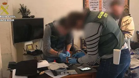 Agentes, en uno de los registros practicados durante la operaci&oacute;n policial (GUARDIA CIVIL)