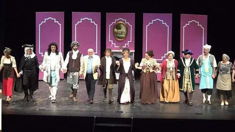 El elenco del grupo de teatro, al t&eacute;rmino de la representaci&oacute;n en el Isabel la Cat&oacute;lica (CEDIDA)