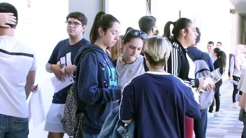 Un grupo de j&oacute;venes conversa durante el descanso previo al segundo examen (C.A.)