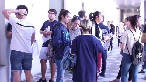 Un grupo de j&oacute;venes conversa durante el descanso previo al segundo examen (C.A.)