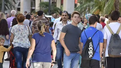 Viandantes, en el Paseo del Revell&iacute;n (C.A.)