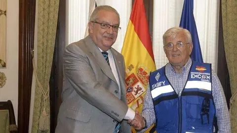 El consejero Hachuel y el presidente de la URCE, Joaqu&iacute;n Manuel Fern&aacute;ndez, tras la firma del convenio (CEDIDA)