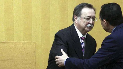 Hern&aacute;ndez saluda al presidente Vivas antes del inicio de un pleno de la Asamblea (C.A./ARCHIVO)