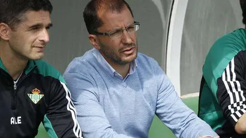 Romero, en el banquillo del Betis B (CEDIDA)