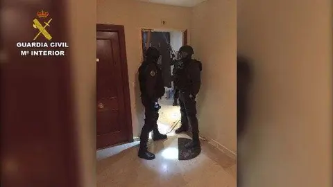 Agentes de la Guardia Civil, durante la operaci&oacute;n desplegada en Ceuta en 2017 (MINISTERIO DEL INTERIOR)