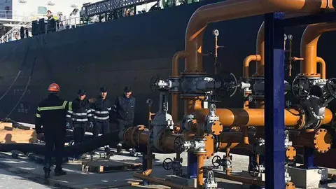 Operaci&oacute;n de trasiego de combustible en el puerto ceut&iacute; (C.A.)