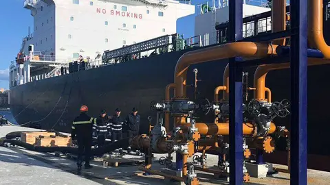Operaci&oacute;n de trasiego de combustible en el puerto ceut&iacute; (C.A.)