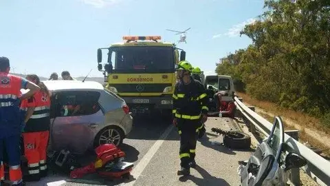 bomberos-sanitarios-trabajan-lugar-accidente_1365773583_101664716_667x375