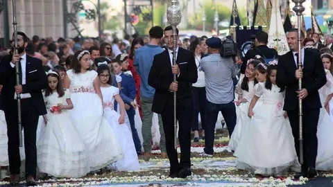 Los peque&ntilde;os caminan a lo largo de una engalanada Gran V&iacute;a (C.A.) CORPUS CHRISTI