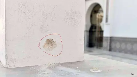 Un impacto de bala en uno de los muros de la mezquita (C.A.)