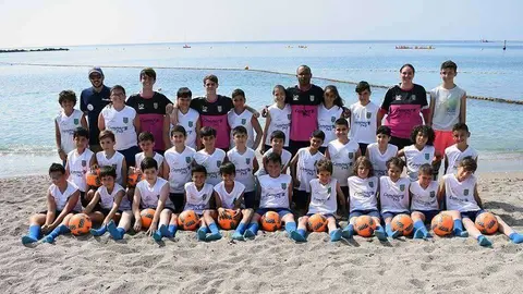 Alumnos del campus en su modalidad de f&uacute;tbol playa (FFCE)