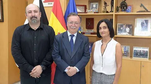 Basilio Garc&iacute;a y Rosa Mar&iacute;a D&iacute;az, en el despacho del presidente Vivas (CEDIDA)