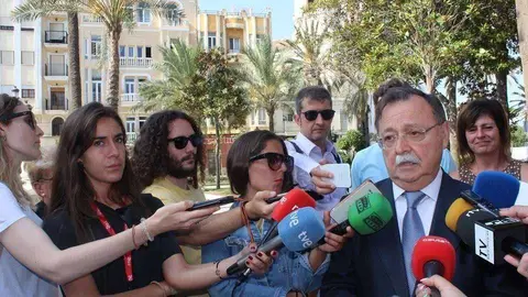 Vivas atiende a los periodistas en la Plaza de &Aacute;frica (C.A.)