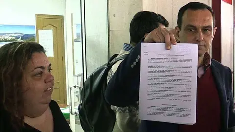 El socialista Hern&aacute;ndez exhibe el documento de la denuncia el pasado 1 de abril ante el Palacio de Justicia (C.A./ARCHIVO)