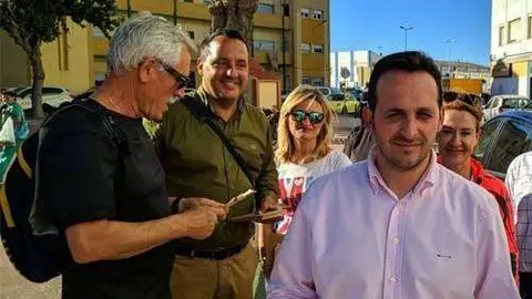 El diputado por Vox a la Asamblea, Sergio Redondo (derecha), en un acto electoral (C.A./ARCHIVO)