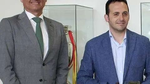 El presidente de la Federaci&oacute;n, Antonio Garc&iacute;a Gaona, (izqda.), con los diputados de Vox (FFCE)