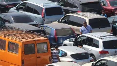 Veh&iacute;culos estacionados este s&aacute;bado en la explanada de Loma Colmenar (C.A.)
