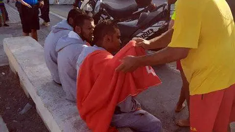 Los socorristas de Marsave atienden a los tres hombres tras su rescate (CEDIDA)
