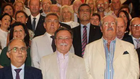 Vivas posa con los representantes de las casas de Ceuta (C.A.)