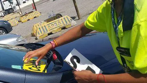 Una operaria identifica el destino de uno de los coches a la espera de embarcar hacia Ceuta (APBA) paso del estrecho