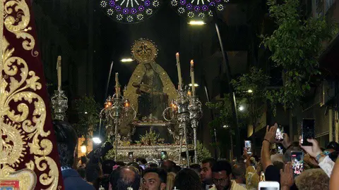 La imagen de la Virgen de &Aacute;frica a su paso por la calle J&aacute;udenes (C.A.)