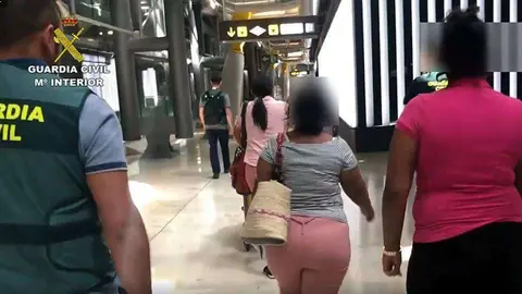 Momento de la detenci&oacute;n de una de las cabecillas de la red en el aeropuerto de Barajas (GUARDIA CIVIL)