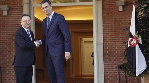 Pedro S&aacute;nchez recibe a Juan Vivas a las puertas de La Moncloa (CEDIDA/ARCHIVO)
