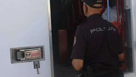 Un agente inspecciona el interior de un cami&oacute;n (C.A.) Operaci&oacute;n Feriante