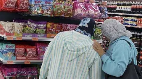 Dos mujeres compran en un supermercado de la ciudad (C.A./ARCHIVO)