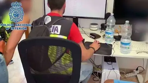 Agentes de la Polic&iacute;a Nacional revisa el material inform&aacute;tico incautado (MINISTERIO DEL INTERIOR)