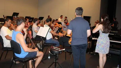 La CISO ensaya en el Teatro del Revell&iacute;n (C.A./ARCHIVO)