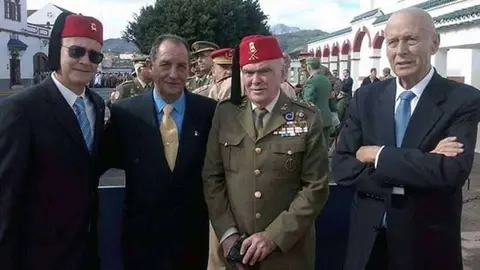 El general Torrecillas, en el centro, con el tarbuch de Regulares (CEDIDAi