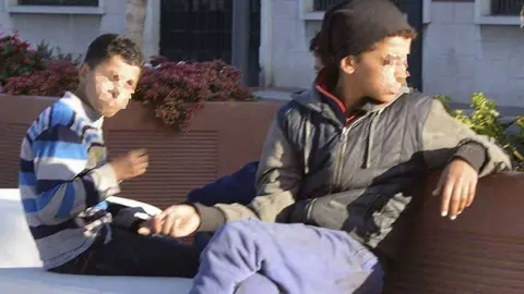 Dos menores descansan en un banco del Paseo de la Marina (C.A./ARCHIVO)
