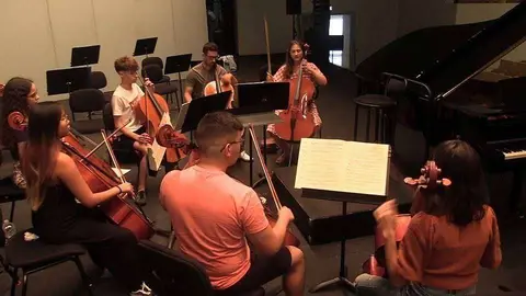 Miembros de la joven orquesta ensayan durante la ma&ntilde;ana en el Revell&iacute;n (C.A.) CISO