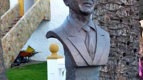 Busto de Eduardo Gallardo Salguero en el centro de la Fundaci&oacute;n que lleva su nombre