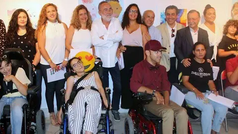 Autoridades y usuarios de PROI, en el acto de clausura de la exposici&oacute;n (C.A.)