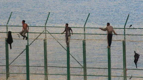 Migrantes en la valla de Benz&uacute;