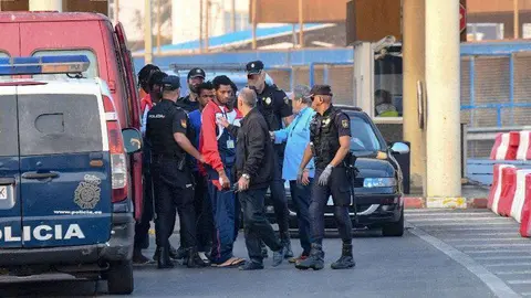 Agentes de la Polic&iacute;a Nacional conducen a los migrantes hasta la oficina de protecci&oacute;n internacional de la frontera (CEDIDA)