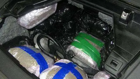Paquetes de hach&iacute;s ocultos en uno de los veh&iacute;culos (GUARDIA CIVIL)