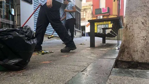 Dos empleados realizan tareas de limpieza esta ma&ntilde;ana en la calle Cervantes (C.A.)