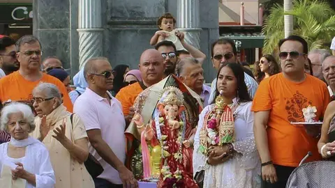 Decenas de personas se han concentrado en la Plaza de los Reyes (C.A.) GANESH