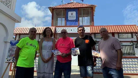 Los premiados posan con sus galardones (CEDIDA)