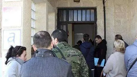 Colas para inscribirse en una bolsa de trabajo convocada por Amgevicesa (CA.A./ARCHIVO)