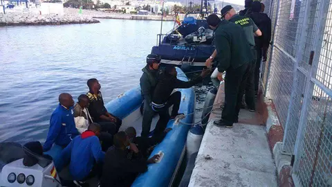 Una neum&aacute;tica con migrantes llega al puerto deportivo (C.A./ARCHIVO)